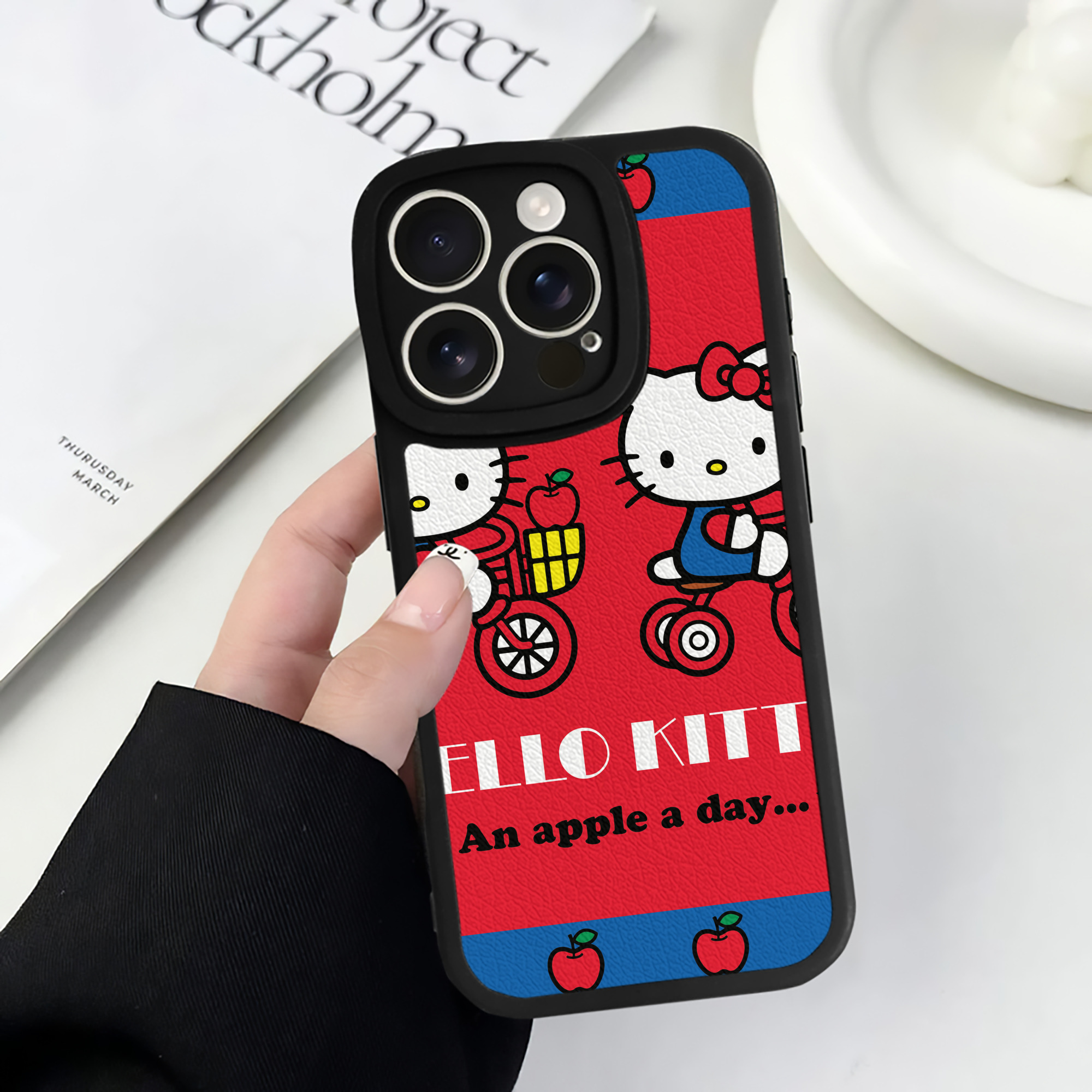 （画像用） Hello Kitty ハローキティ 【iPhone 16シリーズ対応】シリコンスマホケース（レザー調） 材質：シリコン